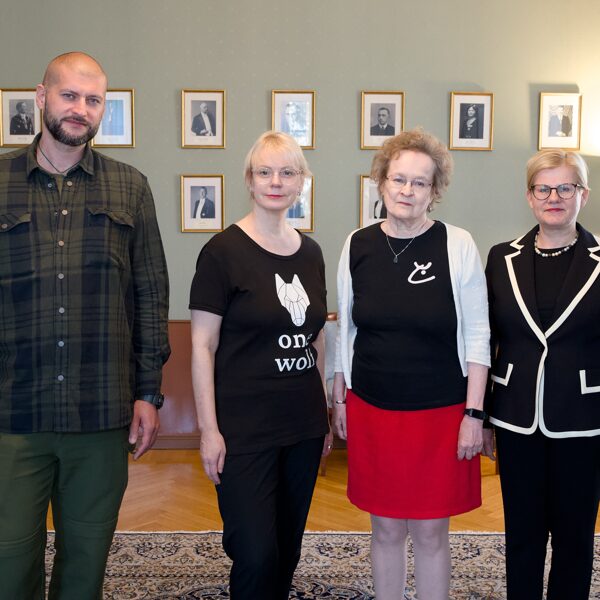 Oikealta: Suurlähettiläs Dace Treija-Masī, M. Hovila, kirjailijat K. Želve ja R. Varde.