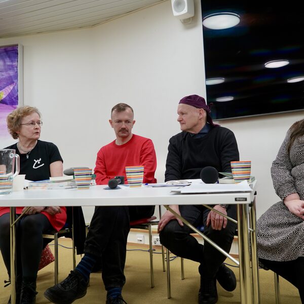 Mirja Hovila, Kārlis Vērdiņš, Eduards Aivars ja Jenni Kallionsiuvu runoillalla Helsingissä