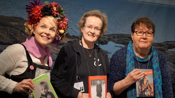 Heli Laaksonen, Mirja Hovila & Anja Salokannel Turun kirjamessuilla 2021. Kuva: J.Kirpitis