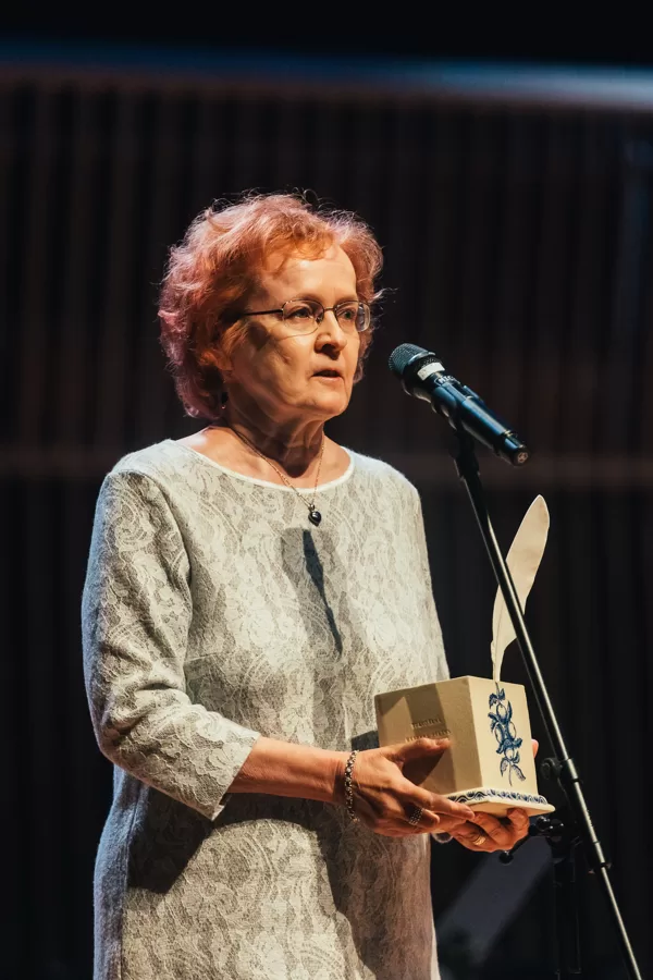 Hopeinen mustepullo kirjallisuuspalkinto Mirja Hovilallle