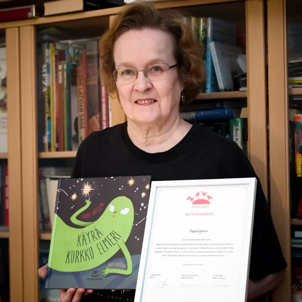 Mirja Hovila ja IBBY Finland Kunniakirja.