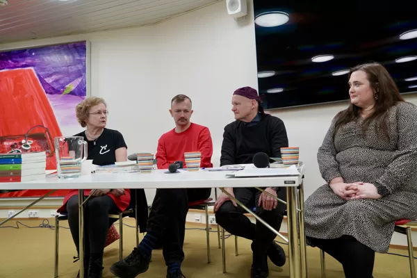 Mirja Hovila, Kārlis Vērdiņš, Eduards Aivars ja Jenni Kallionsiuvu runoillalla Helsingissä