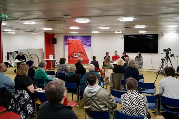Mirja Hovila, Kārlis Vērdiņš, Eduards Aivars ja Jenni Kallionsiuvu runoillalla Helsingissä