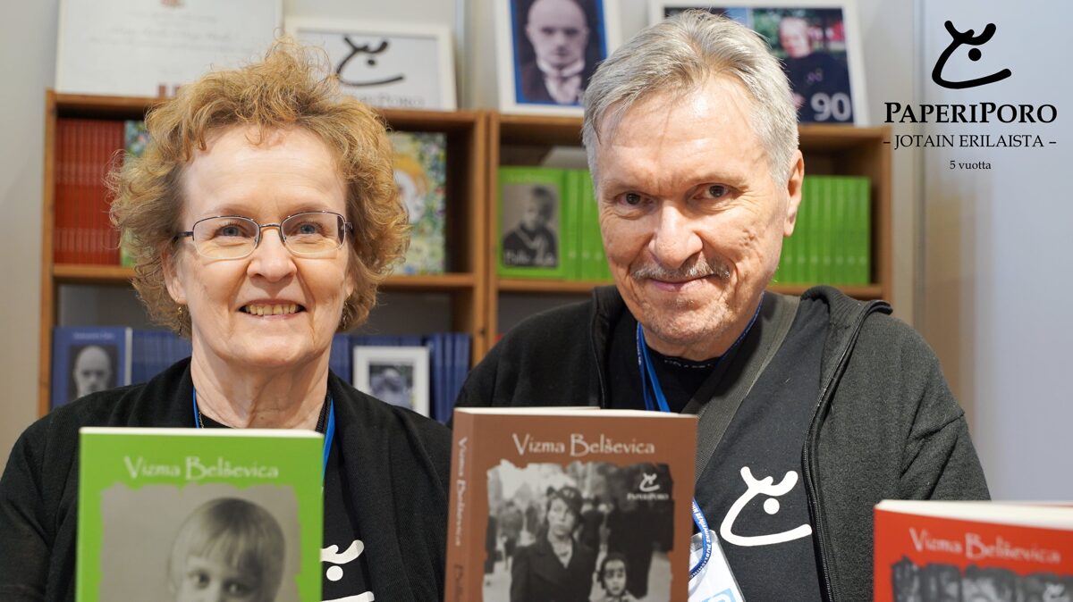 Tulkotāja, atdzejotāja un izdevēja Mirja Hovila ar vīru Seppo Hovila Turku grāmatu tirgū Somijā 2021. gadā. Foto: Jānis Ķirpītis